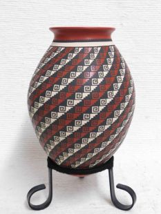 Mata Ortiz Handbuilt and Handpainted Pot