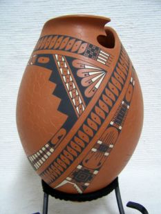 Mata Ortiz Handbuilt and Handpainted Pot