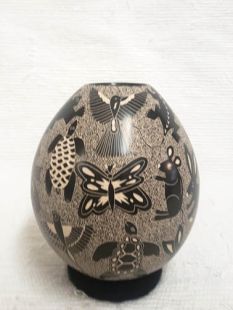 Mata Ortiz Handbuilt and Handetched Pot