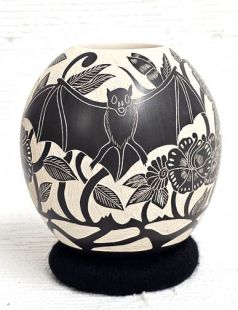 Mata Ortiz Handbuilt, Handpainted and Handetched Pot with Bats