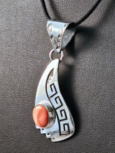 Native American Navajo Made Pendant with Spiny Oyster