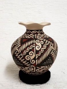 Mata Ortiz Handbuilt and Handpainted Pot 