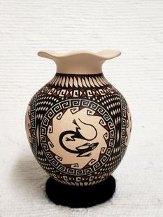 Mata Ortiz Handbuilt and Handpainted Pot with Lizards