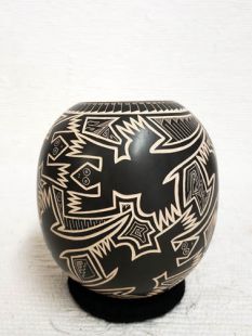 Mata Ortiz Handbuilt and Handetched Pot with Lizards