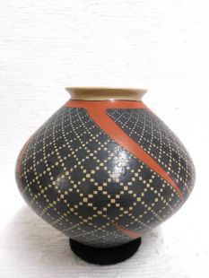 Mata Ortiz Handbuilt and Handpainted Pot