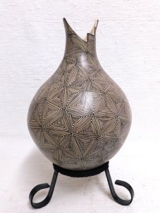 Mata Ortiz Handbuilt and Handpainted Pot