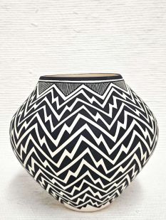 Native American Acoma Handbuilt and Handpainted Traditional Pot 
