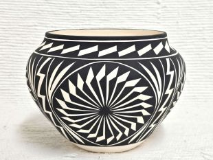 Native American Acoma Handpainted Traditional Pot 