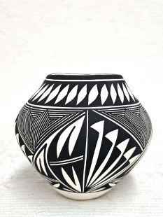 Native American Acoma Handbuilt and Handpainted Traditional Pot