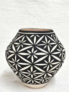 Native American Acoma Handbuilt and Handpainted Traditional Pot 