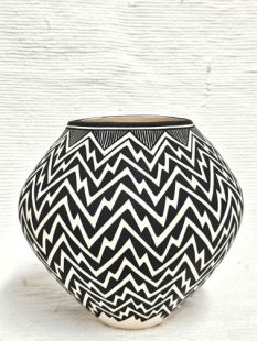 Native American Acoma Handbuilt and Handpainted Traditional Pot 