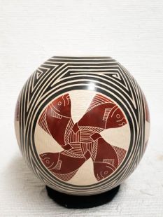 Mata Ortiz Handbuilt and Handetched Pot