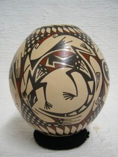 Mata Ortiz Handbuilt and Handpainted Pot