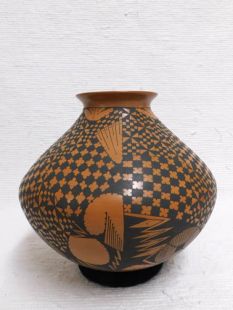 Mata Ortiz Handbuilt and Handpainted Pot