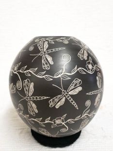 Mata Ortiz Handbuilt and Handpainted Pot with Dragonflies