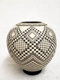 Mata Ortiz Handbuilt and Handpainted Pot