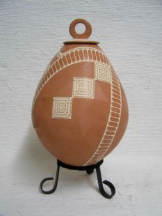 Mata Ortiz Handbuilt and Handetched Lidded Pot 