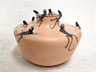 Native American Zuni Handbuilt and Handpainted Pot with Lizards 