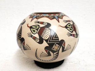 Mata Ortiz Handbuilt and Handpainted Pot with Lizards