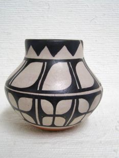Native American Santo Domingo Handbuilt Polychrome Pot