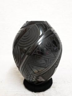 Mata Ortiz Handbuilt and Handcarved Pot