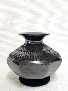 Mata Ortiz Handbuilt and Handpainted Pot